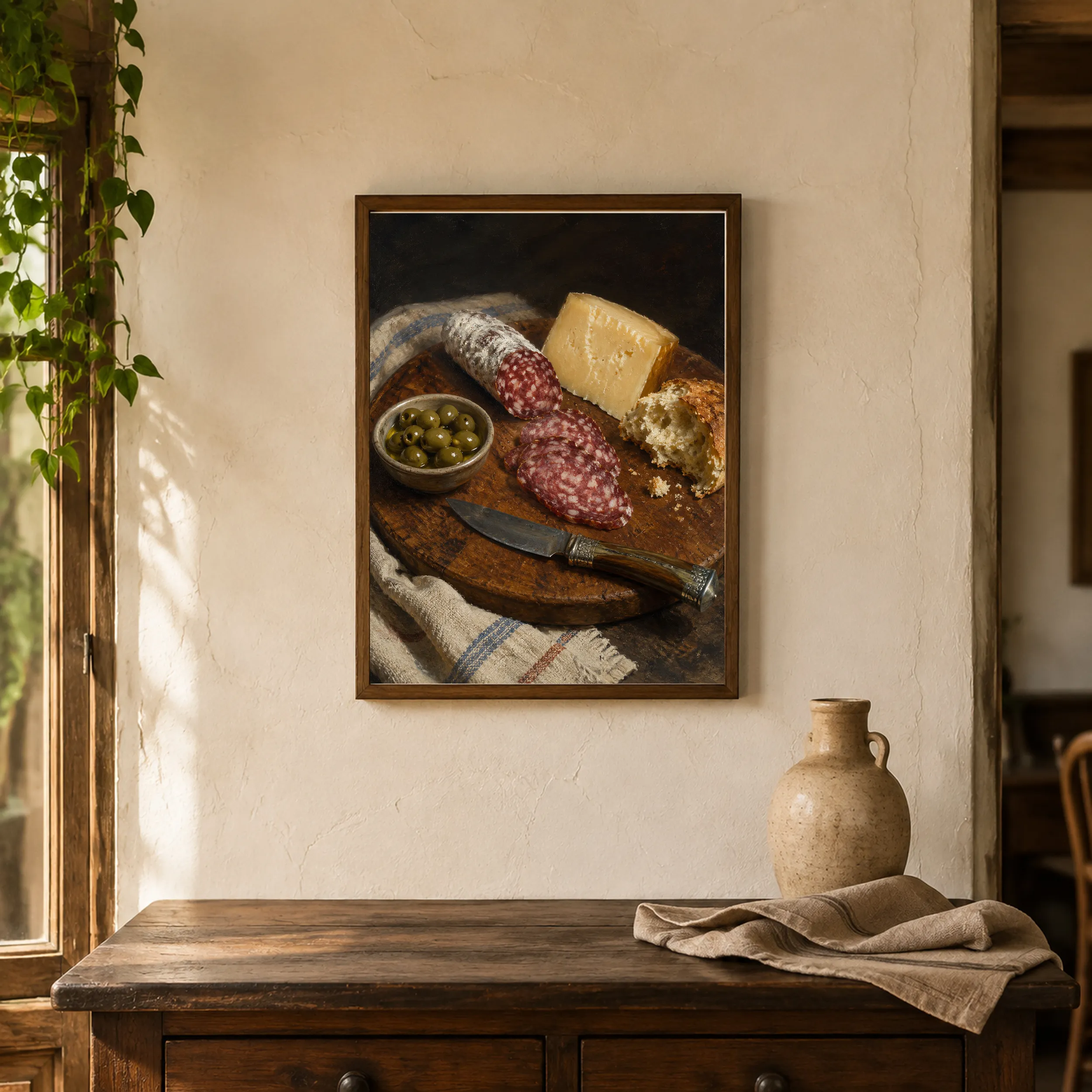Lámina enmarcada de salame, queso y aceitunas sobre una tabla de madera en un ambiente cálido.